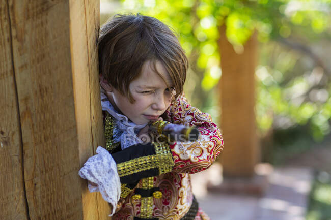 Als Pirat verkleideter kleiner Junge mit langer Pistole. — Stockfoto