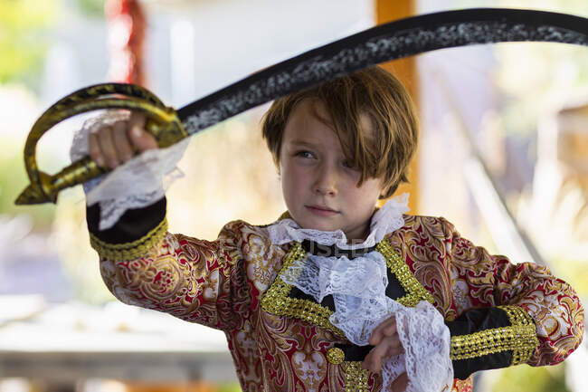 Retrato de bonito menino de sete anos vestido como um pirata — Fotografia de Stock