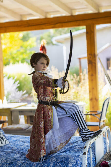 Портрет симпатичного семилетнего мальчика, одетого как пират — стоковое фото