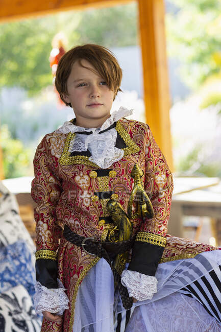 Porträt eines niedlichen siebenjährigen Jungen im Piratenkostüm — Stockfoto