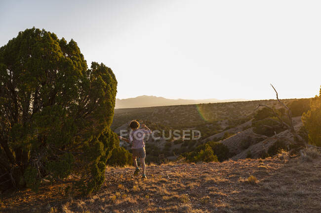 Junge läuft im Galisteo Basin, Santa Fe, NM. — Stockfoto
