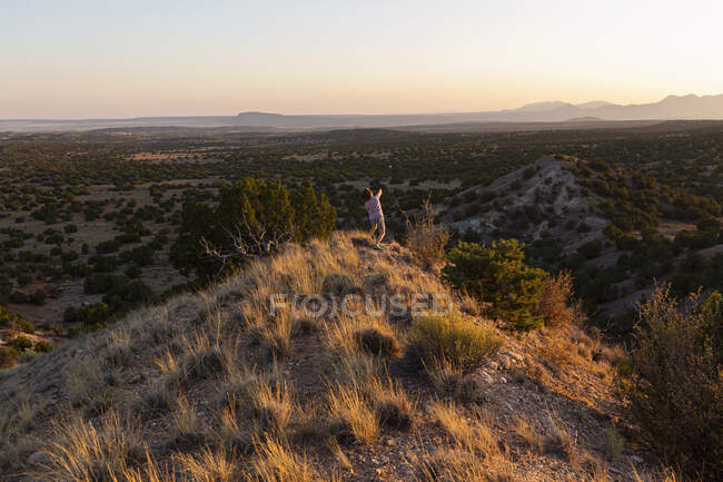 Menino com vista incrível paisagem de Galisteo Basin, Santa Fe, NM — Fotografia de Stock