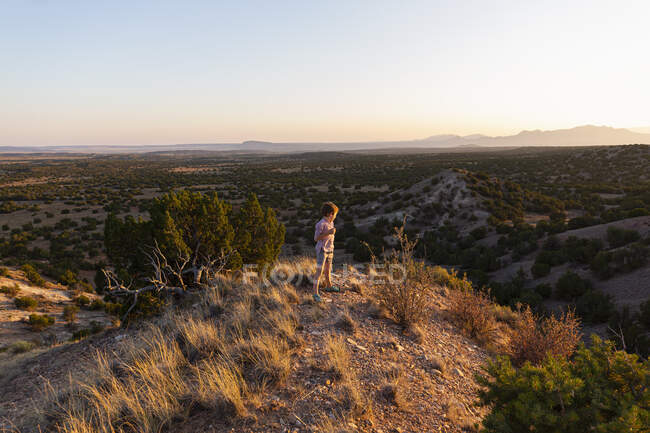 Garçon surplombant le paysage étonnant du bassin de Galisteo, Santa Fe, NM — Photo de stock