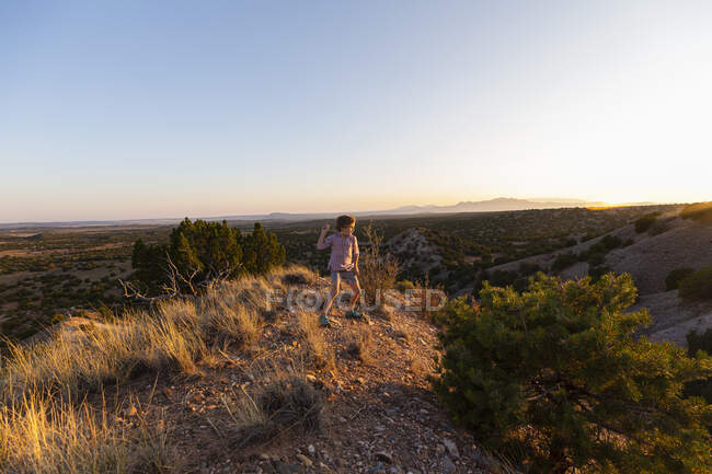 Ragazzo con vista mozzafiato paesaggio del bacino del Galisteo, Santa Fe, NM — Foto stock