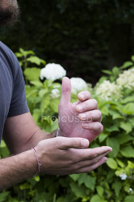 Крупним планом чоловічі руки, разом і натискаючи меридіанні точки на руках, терапія — стокове фото