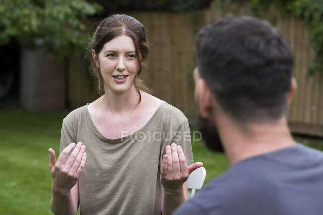 Woman and female therapist seated in a garden talking. — Stock Photo