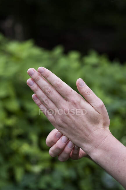 Acercamiento de las manos de una mujer, presionando puntos meridianos en las manos, terapia - foto de stock