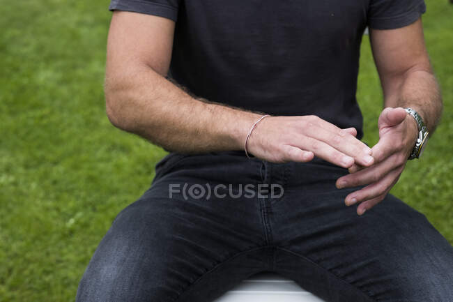 Uomo usando la punta delle dita di una mano per toccare l'altra mano, tecnica di terapia EFT. — Foto stock