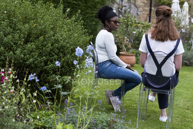 Жінка і жінка-терапевт розмовляють в саду . — стокове фото