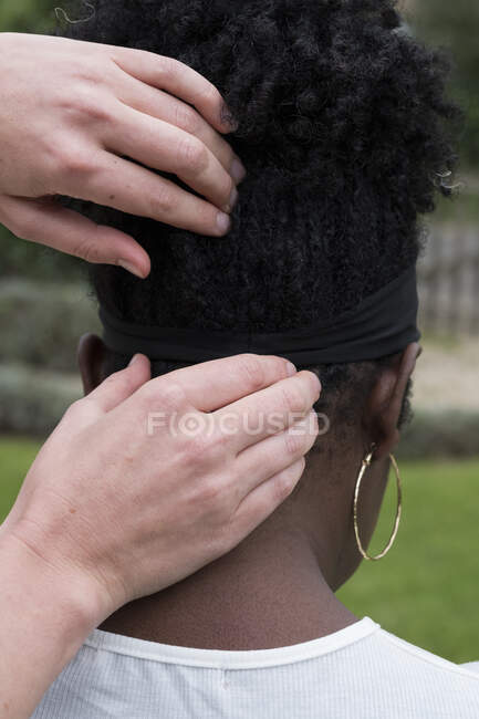 Therapeut, der einen Klienten in einer Therapiesitzung im Freien an Kopf und Hals berührt — Stockfoto