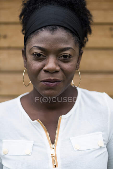 Portrait of black woman looking at camera. — Stock Photo