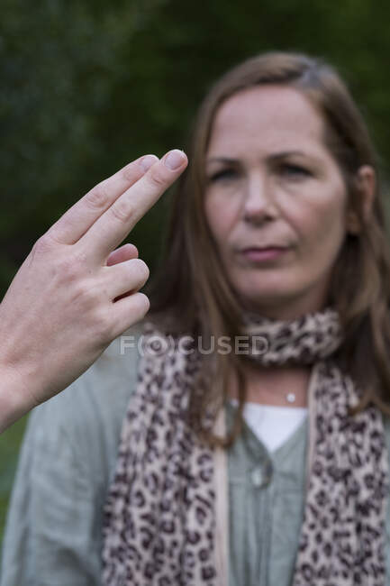 Frau konzentriert sich mit ausgestreckten Fingern auf die Hände eines Therapeuten — Stockfoto