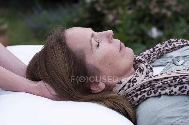 Жінка на дивані і терапевт торкається її голови — стокове фото