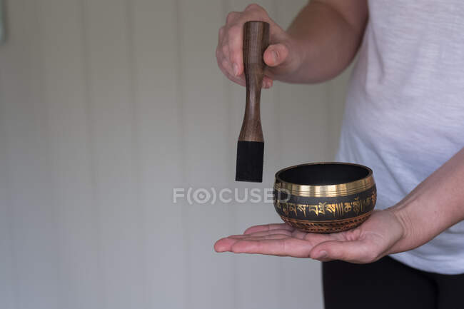Terapeuta femminile che utilizza la ciotola tibetana, la terapia del suono — Foto stock