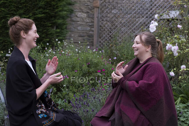 Жінка і терапевт розмовляють в саду . — стокове фото