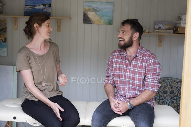 Alternative therapist and man during a consultation, using EFT tapping techniques therapy — Stock Photo