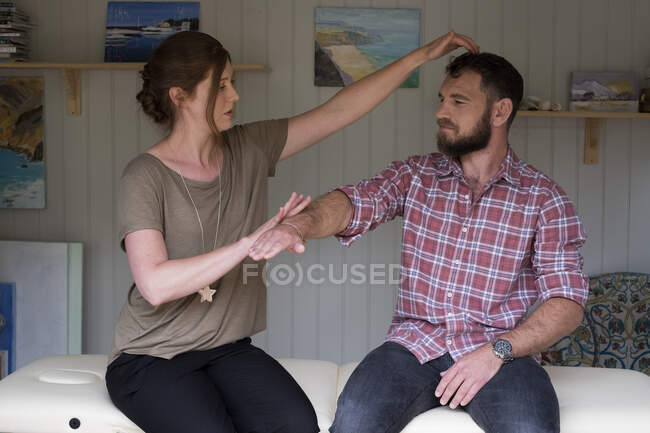 Alternative therapist and man during a consultation, using EFT tapping techniques therapy — Stock Photo