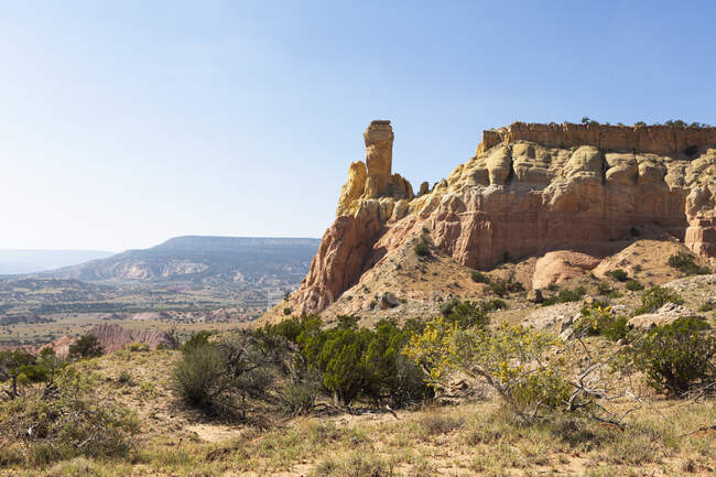 Chimenea Roca y mesa, hito en un paisaje protegido del cañón - foto de stock