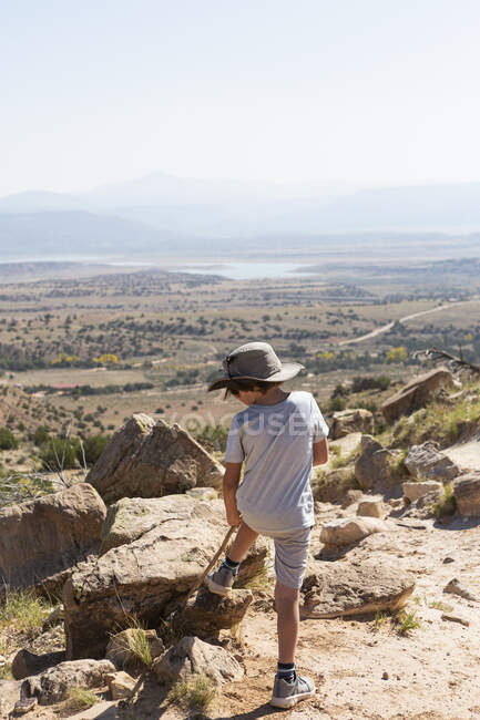 Giovane ragazzo escursioni sul sentiero Camino Rock, attraverso un paesaggio protetto canyon — Foto stock