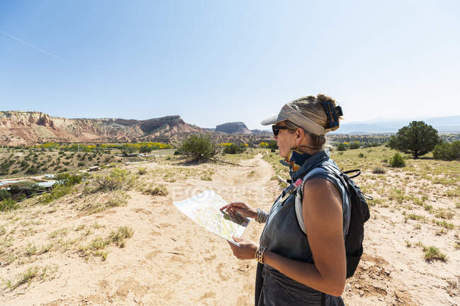 Adult woman hiker, Ghost Ranch, New Mexico — Stock Photo