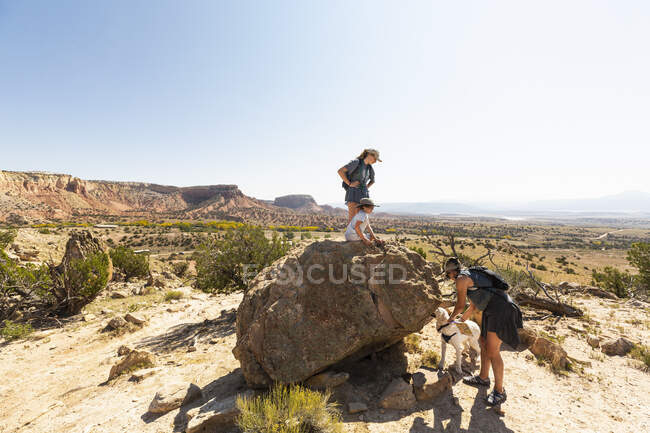 Family hiking at Ghost Ranch, New Mexico — Stock Photo