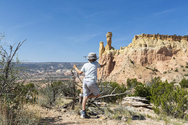 Young boy looking at Chimney Rock, through a protected canyon landscape — Stock Photo