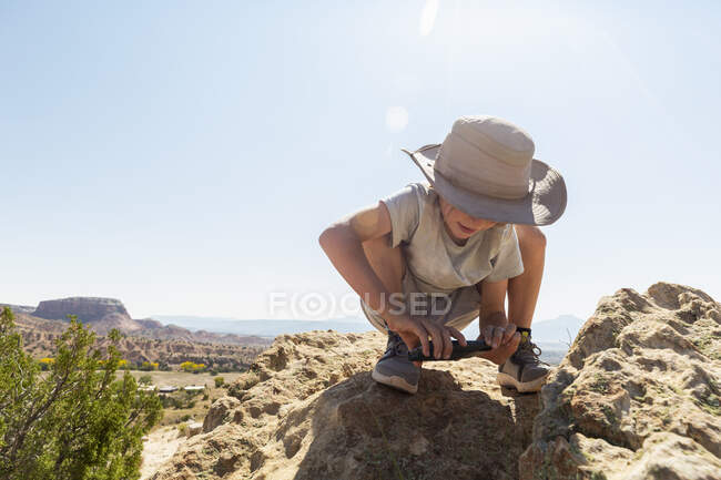 Young boy taking pictures with his smart phone — Stock Photo