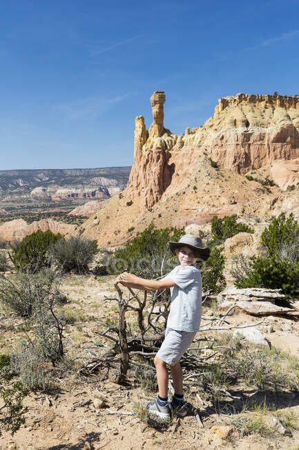Мальчик, смотрящий на Скалу Чимни, через охраняемый каньон — стоковое фото