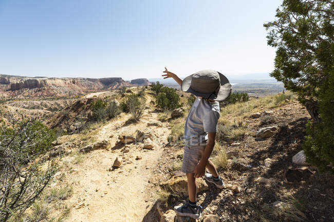 Хлопчик, що йде по стежці Чимні Рок, через захищений каньйон. — стокове фото