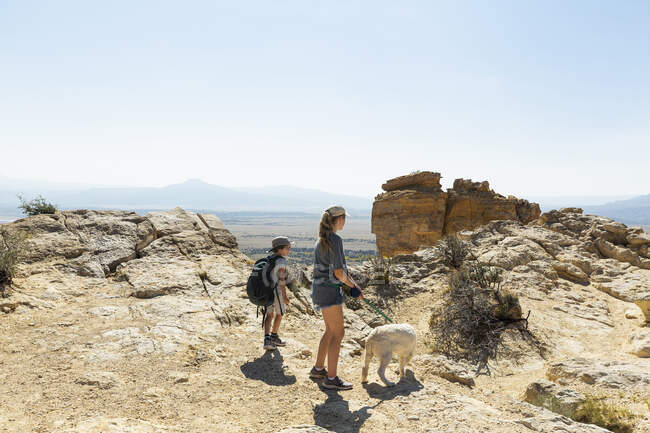 Escursioni dei bambini sul Camino Sentiero roccioso, attraverso un paesaggio protetto canyon — Foto stock