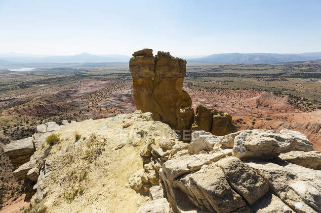 Chimenea Roca y mesa, hito en un paisaje protegido del cañón - foto de stock
