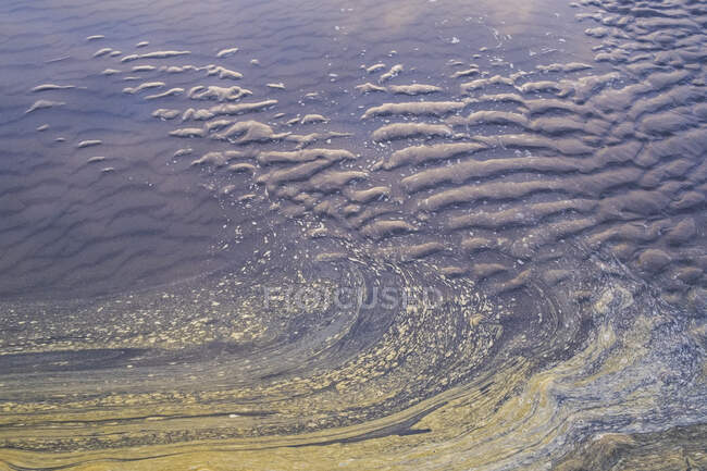 Agua del océano y patrones de ondulación en la arena en la marea baja. - foto de stock