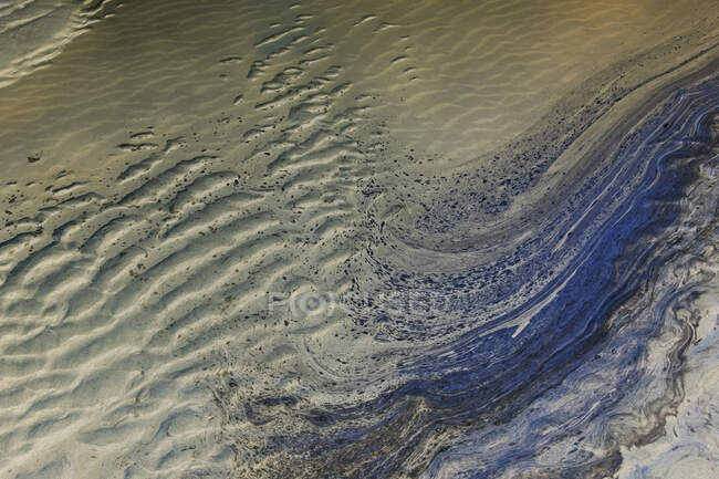 Океан воды и рябь узоры в песке во время отлива. — стоковое фото