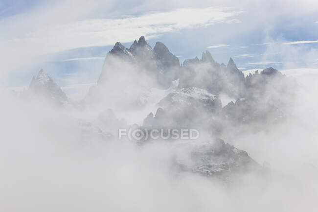 Nuvens sobre as montanhas no Parque Natural Dolomiti di Sesto, Bolzano, Tirol do Sul, Itália. — Fotografia de Stock