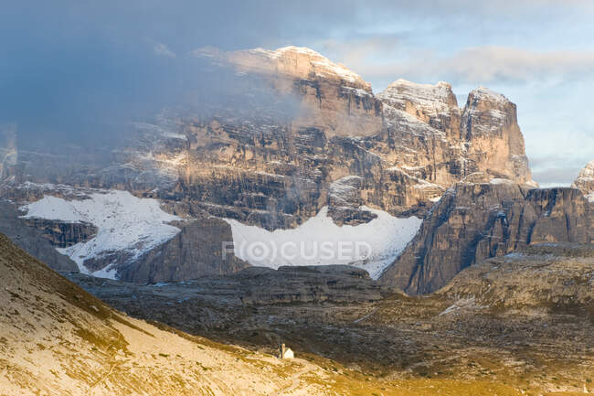 Chemin de montagne et petite chapelle, Parc Naturel Dolomiti di Sesto — Photo de stock