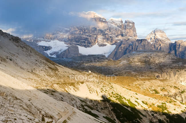 Гірська стежка і невелика каплиця, Dolomiti di Sesto Natural Park — стокове фото