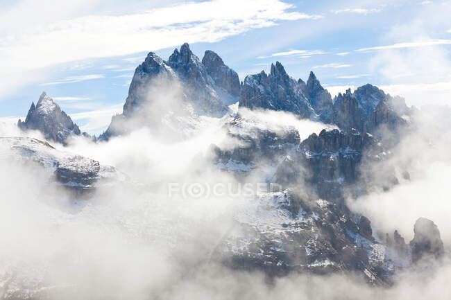 Wolken über den Bergen im Naturpark Sextner Dolomiten, Bozen, Südtirol, Italien. — Stockfoto