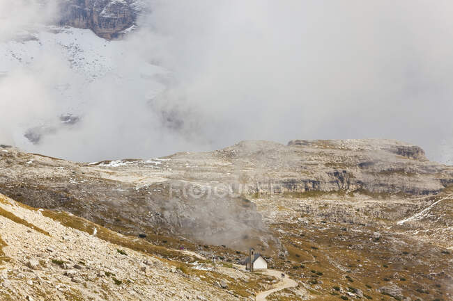 Горная тропа и небольшая часовня, Доломити-ди-Сесто — стоковое фото