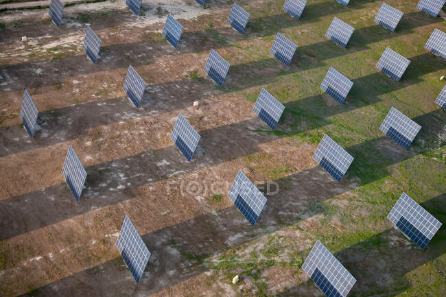 Vue aérienne de panneaux solaires sur un champ, province de Huelva, Espagne. — Photo de stock