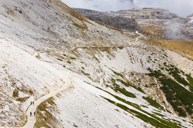 Caminho de montanha e pequena capela, Parque Natural Dolomiti di Sesto — Fotografia de Stock