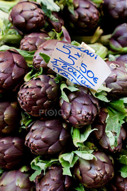Alto ángulo de primer plano de alcachofas en el puesto de mercado, Bolonia, Emilia-Romaña, Italia. - foto de stock