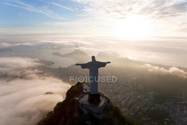 Vue de la statue Art déco du Christ Rédempteur sur la montagne Corcovado à Rio de Janeiro, Brésil. — Photo de stock