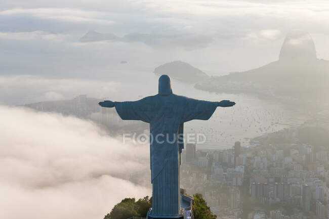 Вид на статую Христа-Искупителя в стиле ар-деко на горе Корковаду в Рио-де-Жанейро, Бразилия. — стоковое фото