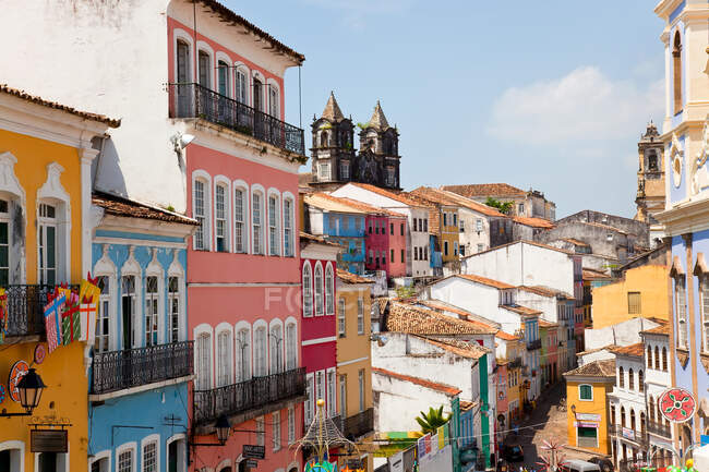 Casas coloridas em San Salvador, Bahia, Brasil. — Fotografia de Stock