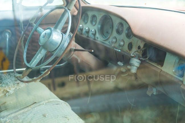 Intérieur d'une voiture américaine abandonnée, Colombie-Britannique, Canada. — Photo de stock