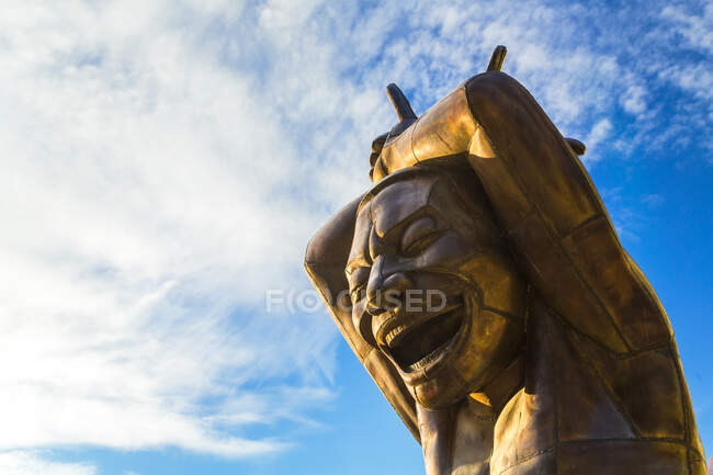 Збільшений A-лабіринт Сміх, бронзова скульптура Юе Мінджуна 2009 року. — стокове фото