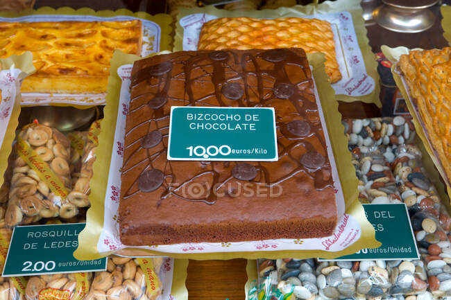 Primo piano ad angolo alto delle torte in un negozio a Salamanca, Castiglia e Leon, Spagna. — Foto stock