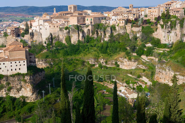 Maisons suspendues sur les falaises au-dessus de la gorge de la rivière Huecar, à Cuenca, une ville fortifiée historique en Espagne. — Photo de stock