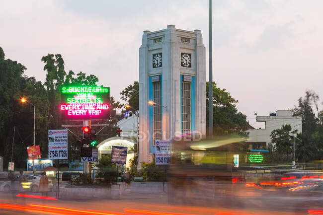Vista exterior de la torre del reloj Art Deco, Chennai, India. - foto de stock