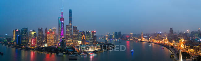 Skyline del distretto finanziario di Pudong attraverso il fiume Huangpu al tramonto, Shanghai, Cina. — Foto stock